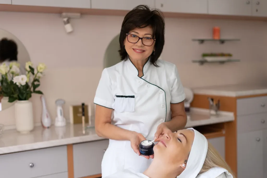 Az anti-aging kozmetikai kezelés szakértője Tóthné Héja Zsuzsa kozmetikus mester.